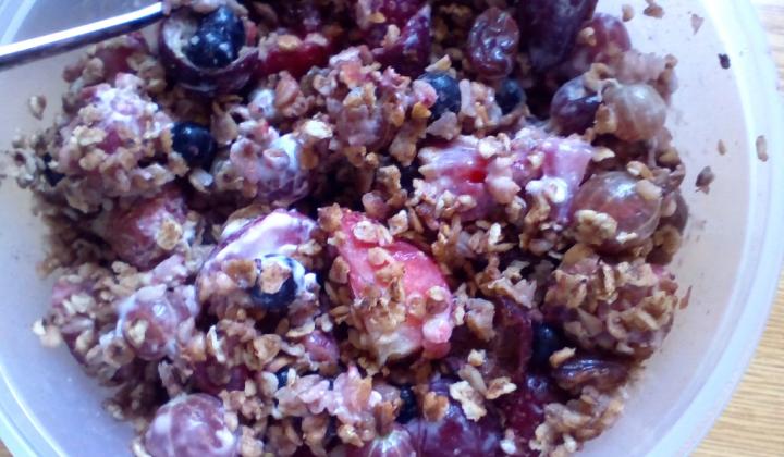 Jak přichystat salát z letního ovoce s pohankovými vločkami a smetanovou zálivkou | recept