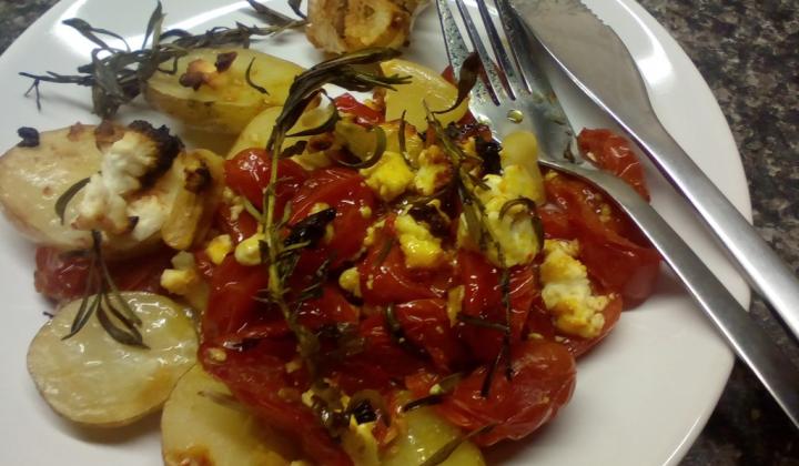 Jak připravit pečená rajčata s balkánským sýrem a rozmarýnem | recept