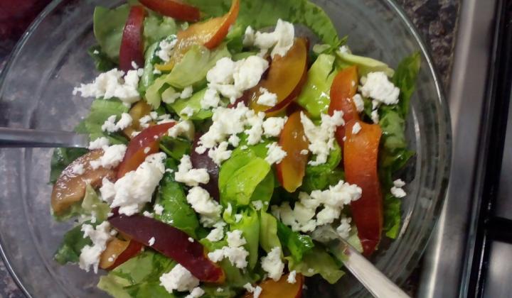 Jak připravit salát s nektarinkami a balkánským sýrem | recept