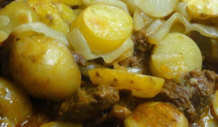 Jak připravit zapečený bramborový guláš | recept