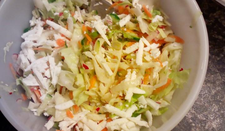 Jak připravit strouhaný salát s balkánským sýrem | recept