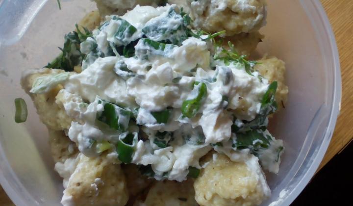 Jak uvařit domácí jáhlové noky s omáčkou z čerstvého sýra a bylinek | recept