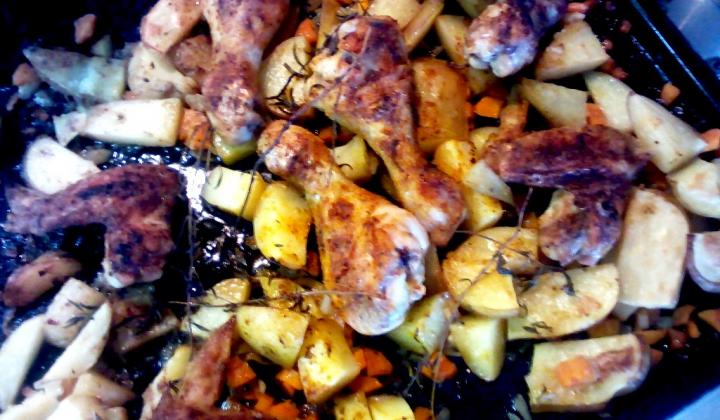 Jak upéct kuřecí paličky s rozmarýnem s pečenými bramborami a mrkví | recept