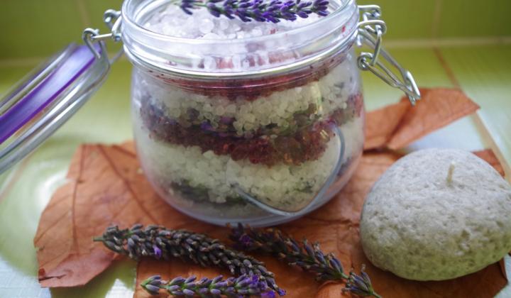 Jak vyrobit bylinkovou koupelovou sůl | DIY