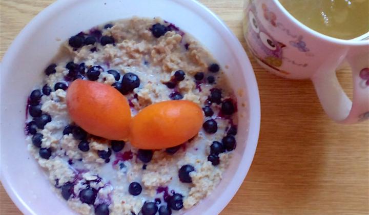 Jak připravit borůvkovou ovesnou kaši s meruňkami | recept