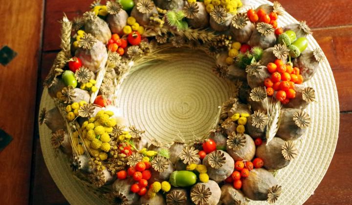 Jak vyrobit dekorativní věnec z makovic | DIY