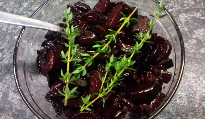 Jak naložit pečenou červenou řepu s tymiánem, medem a olivovým olejem | recept