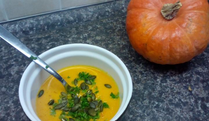 Jak uvařit dýňovou polévku s červenou čočkou a kokosovým mlékem | recept