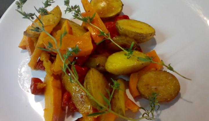 Jak připravit pečenou dýni s rajčaty, brambory a rozmarýnem | recept
