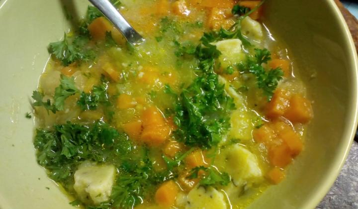 Jak uvařit mrkvovou polévku s cuketou a bazalkovými nočky | recept