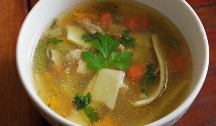 Jak uvařit bezlepkovou polévku s nudlemi a houbami | recept na domácí bezlepkové nudle