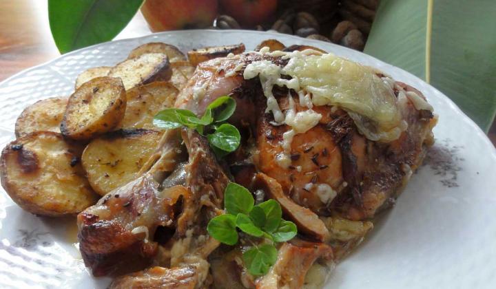 Jak uvařit kuře na smetaně s houbovými škvarky a americkými brambory | recept