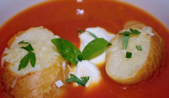 Jak uvařit rajčatovou polévku s bylinkami | recept