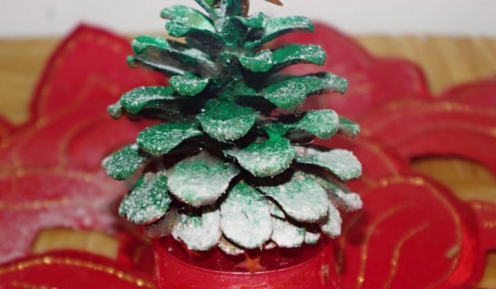 Jak vyrobit stromeček ze šišek a šiškový svícen | návod na vánoční dekorace