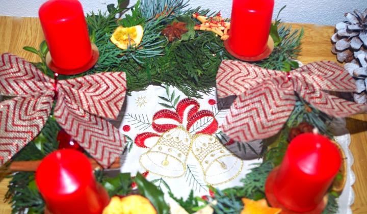 Jak vyrobit přírodní adventní věnec | návod na vánoční dekoraci