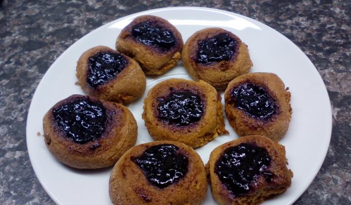 Jak na vánoční medové sušenky s černorybízovou marmeládou | recept