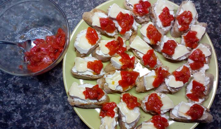 Jak udělat jednohubky s pečenými paprikami a hermelínem | recept