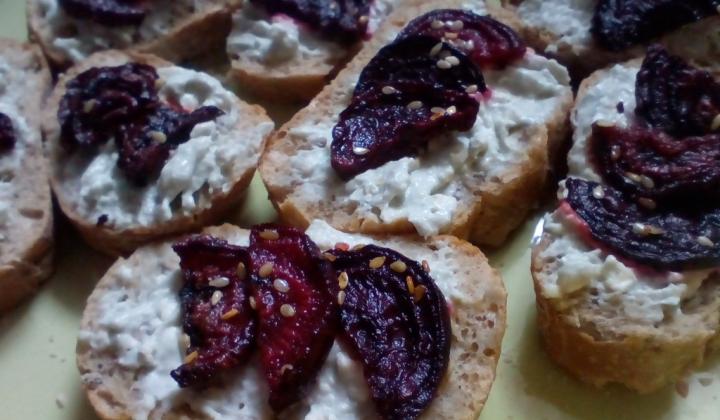 Jak připravit chlebíčky s pečenou červenou řepou a nivou | recept