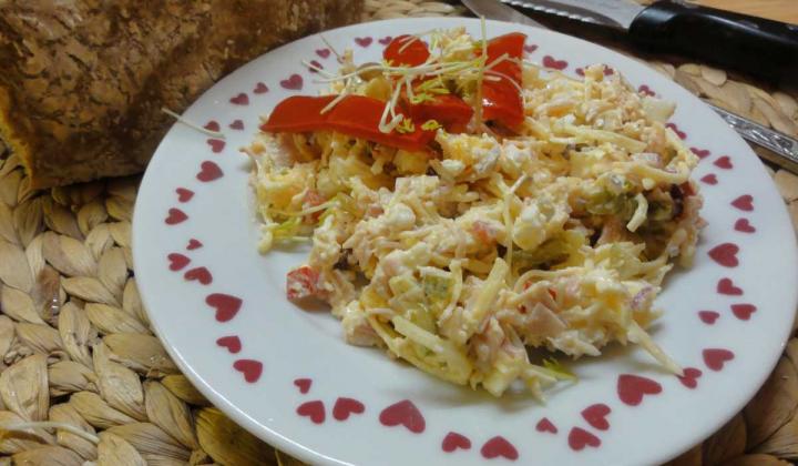 Jak udělat salát se strouhaným sýrem | recept