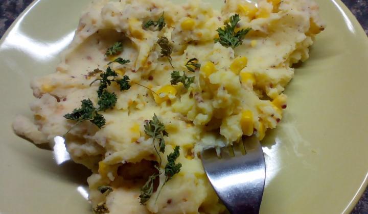 Jak na bramborovou kaši s kukuřicí a hrubozrnnou hořčicí | recept