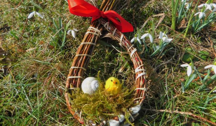 Jak vyrobit přírodní velikonoční věnec