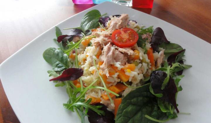 Jak připravit rýžový salát s tuňákem a zeleninou | recept