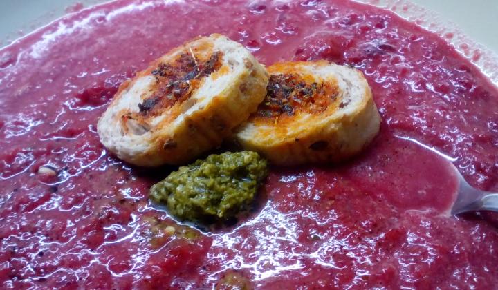 Jak uvařit polévku z červené řepy a řapíkatého celeru s pestem | recept