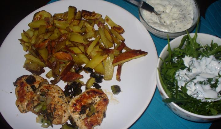 Jak přichystat bylinkové kuřecí plátky s pečenými bramborami a rukolovým salátem | recept 