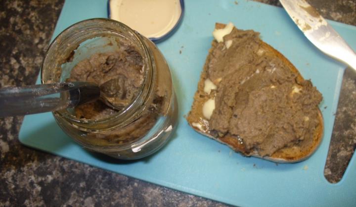 Jak na játrovou paštiku s jablky a vínem | recept