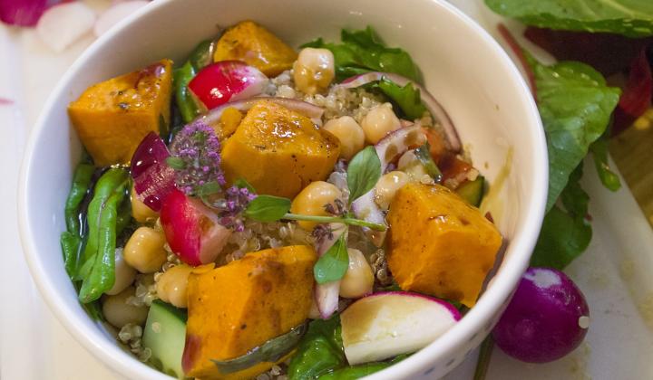 Jak připravit cizrnový salát s pečenými batáty | recept