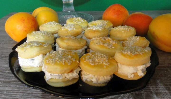 Jak upéct slané pečivo se smetanou plněné sýrem | recept