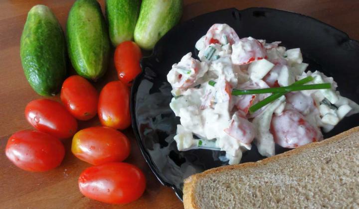 Jak připravit salát z kuřecího masa, okurek, rajčat a brambor | recept