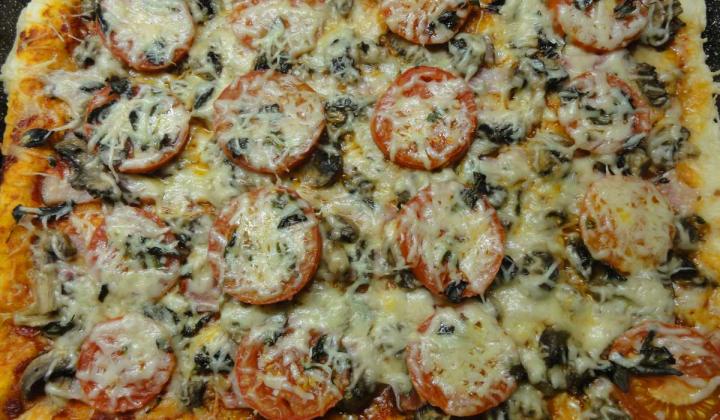 Jak upéct jednoduchou houbovou pizzu | recept