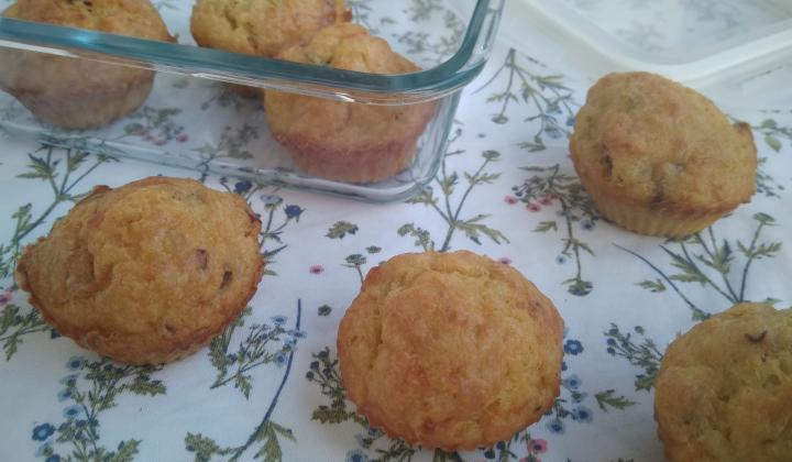 Jak upéct nadýchané bramborové muffiny se slaninou | recept