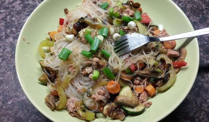 Jak na teplý salát ze skleněných nudlí se zeleninou a žampiony | recept