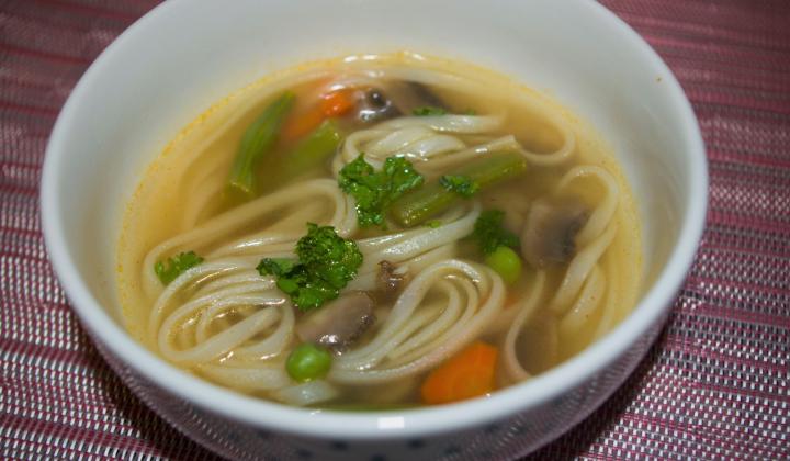 Jak připravit čínskou polévku s nudlemi a žampiony | recept
