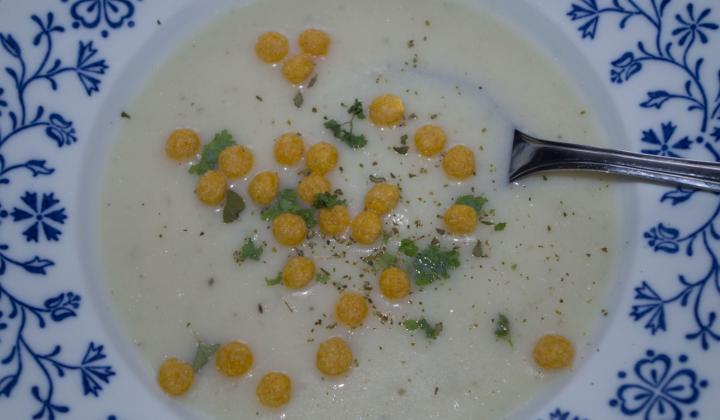 Jak připravit krémovou květákovou polévku s bylinkami | recept