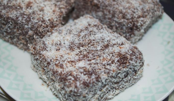 Jak upéct zdravější kokosové kostky | recept ze špaldové mouky