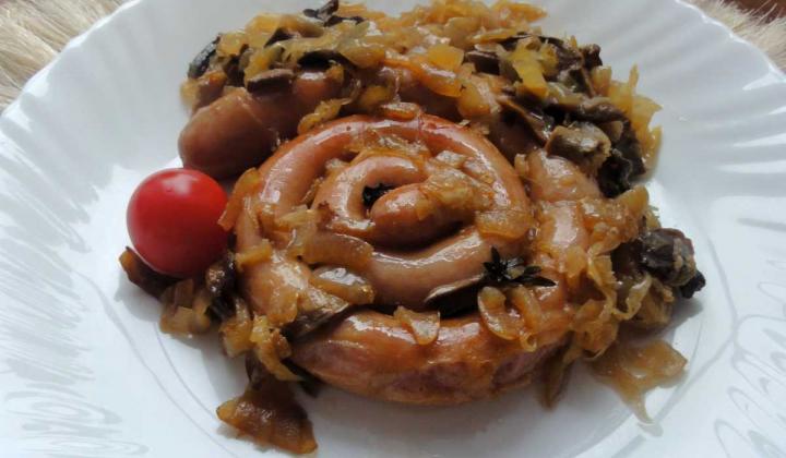 Jak upéct vinnou klobásu s cibulí, houbami, kyselým zelím a pivem | recept