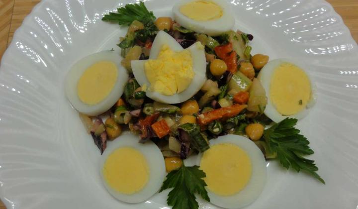Jak namíchat pestrý zeleninový salát s vejci | recept