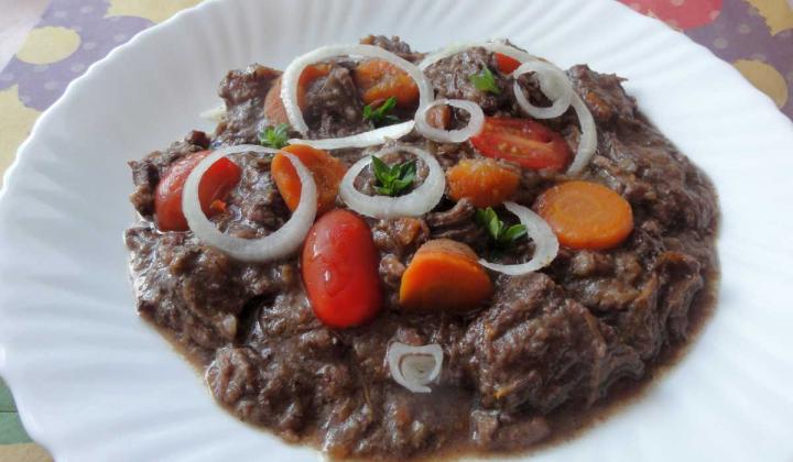 Jak uvařit hovězí bourguignon | recept