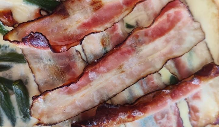 Jak upéct slaný koláč z křehkého těsta s fazolkami a slaninou | recept na quiche Jak upéct slaný koláč z křehkého těsta s fazolkami a slaninou | recept na quiche