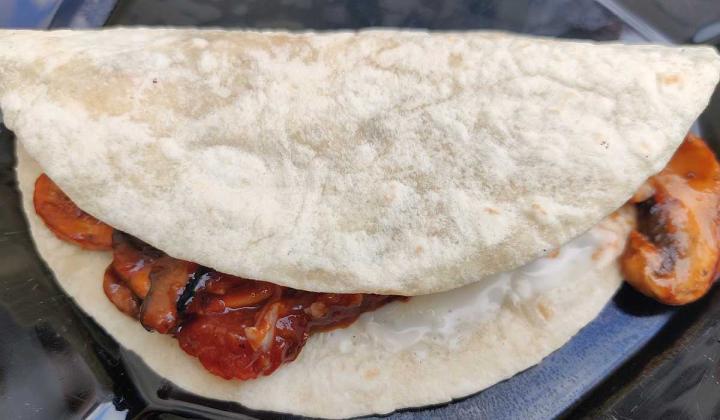 Jak připravit pikantní tortillu plněnou žampionovou směsí | snadný recept bez masa Jak připravit pikantní tortillu plněnou žampionovou směsí | snadný recept bez masa
