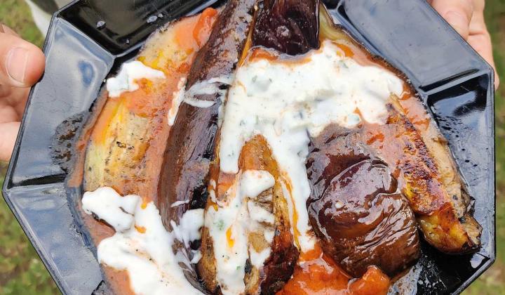Jak připravit grilovaný lilek s řeckým jogurtem a česnekovou omáčkou | recept Jak připravit grilovaný lilek s řeckým jogurtem a česnekovou omáčkou | recept