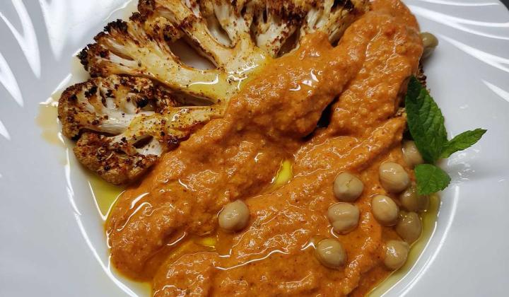 Jak upéct kořeněný květák s omáčkou z paprik | bezmasý recept