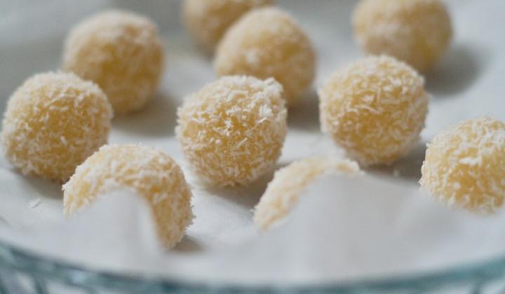 Jak připravit zdravé kokosové kuličky | recept na nepečené cukroví Jak připravit zdravé kokosové kuličky | recept na nepečené cukroví