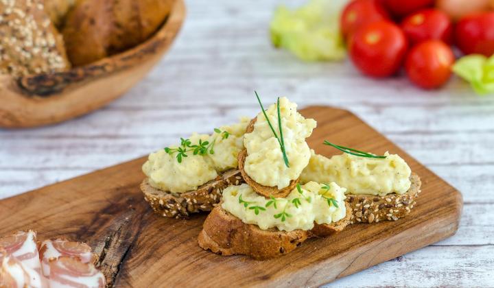Jak přichystat vajíčkovou pomazánku s medvědím česnekem | recept Jak přichystat vajíčkovou pomazánku s medvědím česnekem | recept