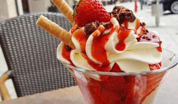 Jak připravit jahodovo-malinové pyré se zmrzlinou a šlehačkou | recept Jak připravit jahodovo-malinové pyré se zmrzlinou a šlehačkou | recept