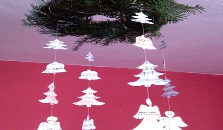 Jak vyrobit závěsnou vánoční dekoraci ze starých not