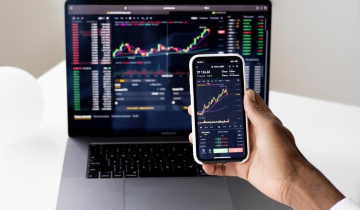 Jak investovat? Rozhodujte se podle rizika i výnosu